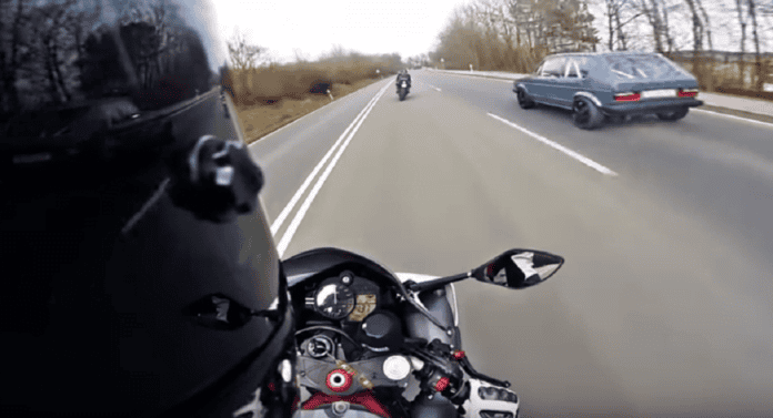 Na avtocesti Yamaha R1 ni imela možnosti proti Golfu 1: Poglejte to igranje z nasprotnikom!