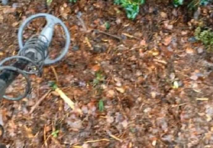 Raziskoval je z detektorjem kovin in našel škatlo. Ko boste videli, kaj je v notranjosti, boste presenečeni!