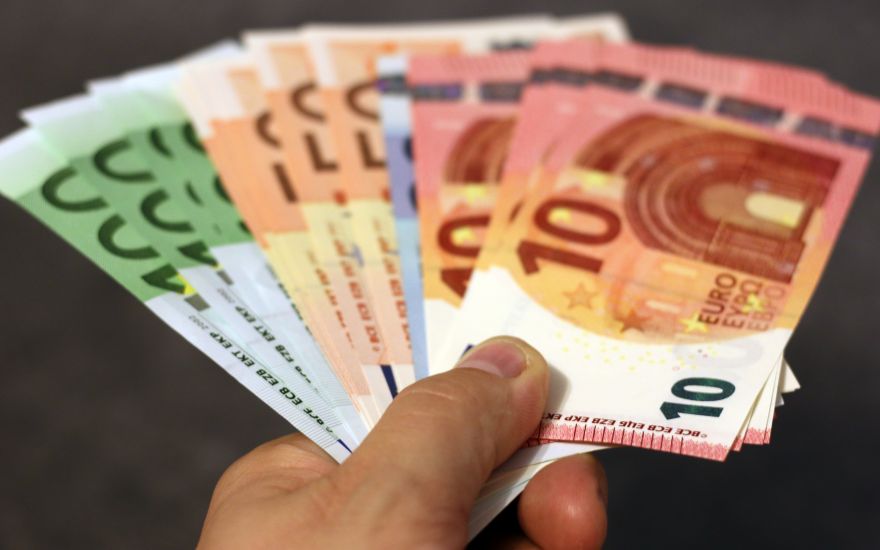 Minimalna plača se bo zvišala že januarja! Poglejte koliko bo znašala po novem…