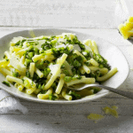Pesto z mlado čebulo in parmezanom je odličen dodatek k kuhanim testeninam