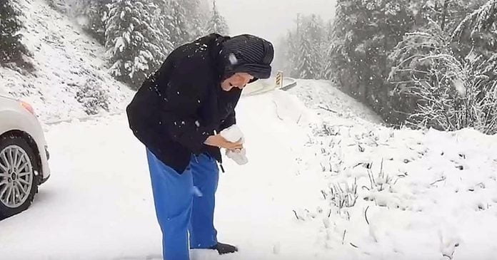 Mama, stara 101 leto, je prosila sina, naj ustavi avto, da bi se igrala na snegu!