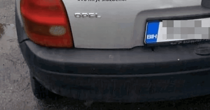 BOSNA: Na avto je nalepil napis, ki je nasmejal mimoidoče. Poglejte, kaj je pisalo…