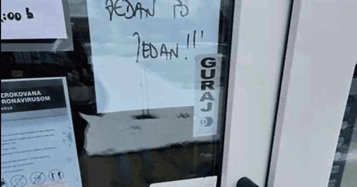 Lekarnišim delavcem se je pripetila napaka, ta napis je začudil vsako stranko!