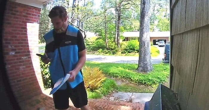 Mladenič je dostavil paket, nato pa je kamera posnela nekaj nenavadnega!