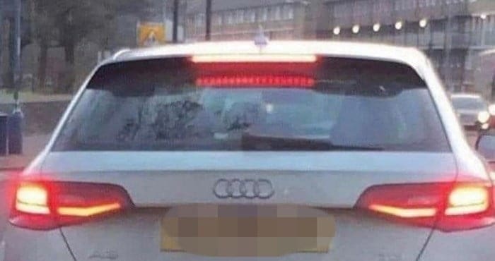 Nekdo je ugotovil, da je registrska številka tega avtomobila čista matematika, ter s svojo potezo nasmejal tisoče!