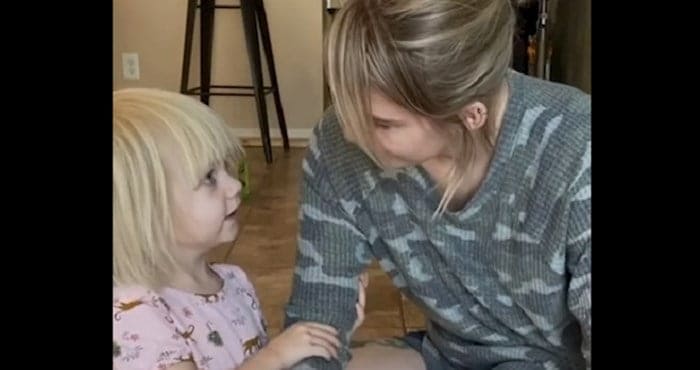Mama se je obnašala kot otrok, nato pa je posnela reakcijo svoje 2-letne hčerke; tako sta ljubki!