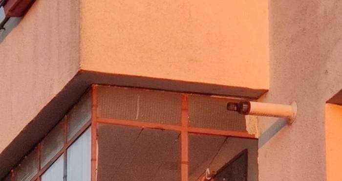 Prizor, ki ga je nekdo opazil na balkonu, je nasmejal na tisoče ljudi! To je HIT!