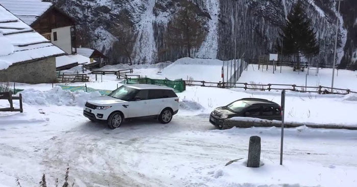 S prestižnim Range Roverjem je obtičal v snegu, nato pa se je pripeljal voznik s Fiat Pando. Ta prizor vas bo presenetil…