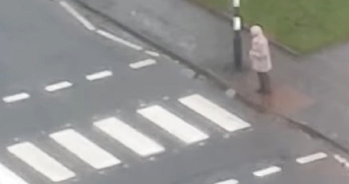 Starejša gospa je sama stala ob cesti, ko je mimo pripeljala skupina motoristov, njihovo gesto je všečkalo na milijone ljudi!