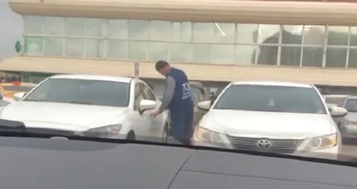 Posnetek moškega, ki na parkirišču odklepa avto, je všečkalo več sto tisoč ljudi! Smeh zagotovljen!