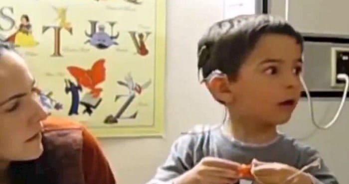 Gluhi deček prvič v življenju sliši glas svojih staršev, odziv bo le malo koga pustil ravnodušnega!