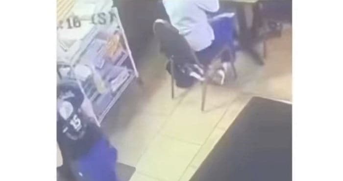 Šef je zaposleni naredil kompilacijo vseh njenih padcev v službi, posnetek je takoj postal HIT!