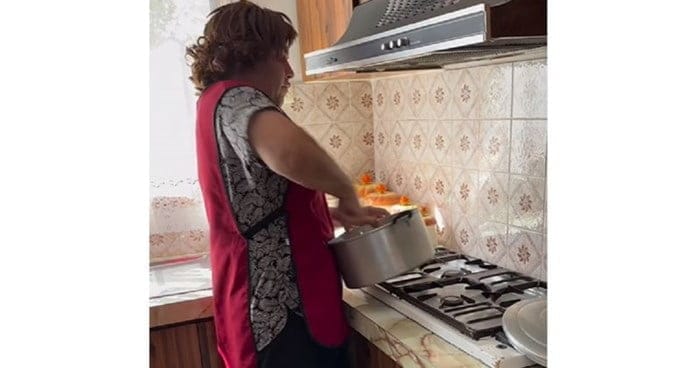 Smešen video prikazuje, kako se vse mame obnašajo ob nedeljah zjutraj!