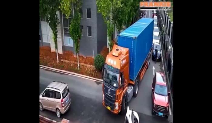 Z ogromnim tovornjakom je moral zaviti v majhni ulici, ljudje ne morejo verjeti, kaj je naredil!