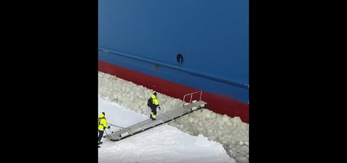 Video vkrcanja na arktični ledolomilec podira vse rekorde, ljudje ne morejo verjeti, da je to resnično!