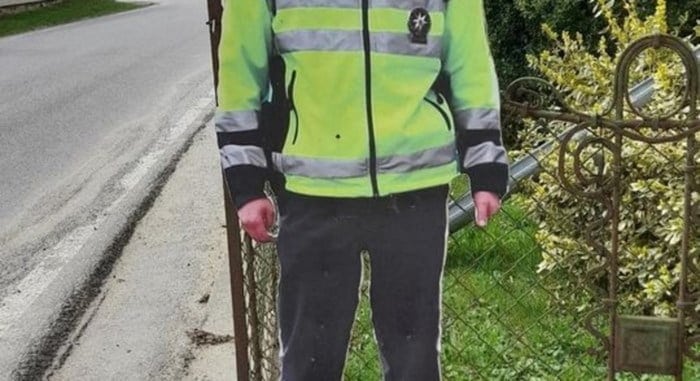 Ta lažni policaj je velika uspešnica na spletu in takoj vam bo jasno, zakaj!