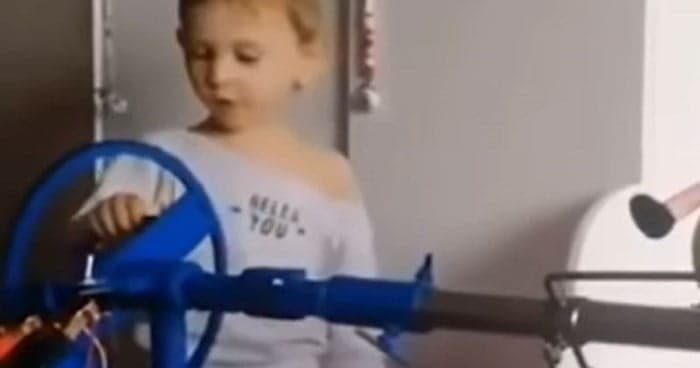 Kaj se zgodi, ko je otrok na počitnicah pri starih starših – zgodi se ta smešen prizor! To morate videti!