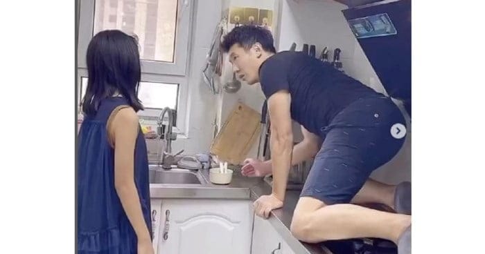Hčerka si je zaželela mačko, nato pa ji je očka pripravil več testov, če je na to pripravljena. Video je HIT!