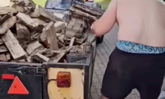 Oče mu je naročil, naj čim prej spravi drva v hišo. Ne boste verjeli, kako mu je uspelo…