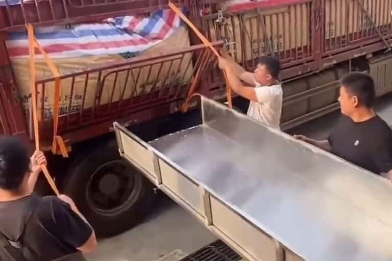 Kaj takega še niste videli: Kitajci so raztovarjali ribe iz tovornjaka, zgodila se je katastrofa!
