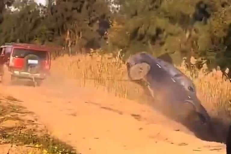 Ko gre vleka narobe: Ta video je nasmejal vse, razen lastnika!