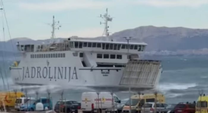 JUNAŠKO: Kapitan kljub močni burji, otroke varno pripeljal na Brač!