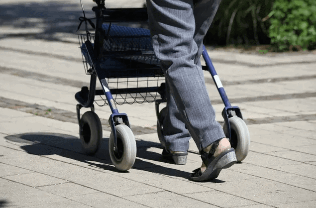 Lagal, da je bolan, vozil Porscheja in dopustoval na Tajskem: Prevare s socialno pomočjo v Avstriji!
