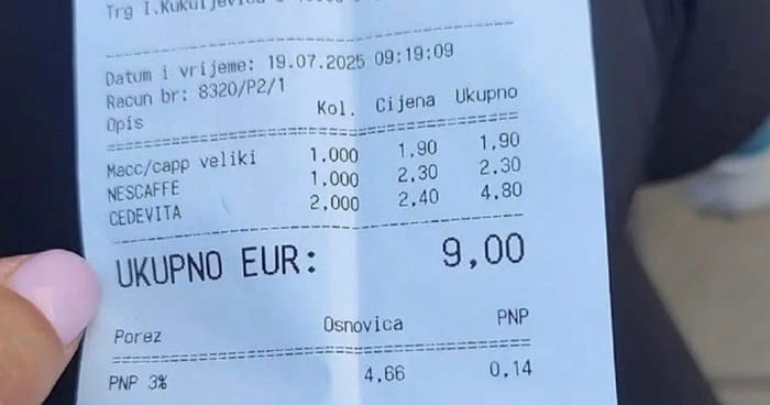 Račun, fotografiran v kavarni na Cresu, se te dni hitro širi po družbenih omrežjih — in ne, ni zaradi cen!