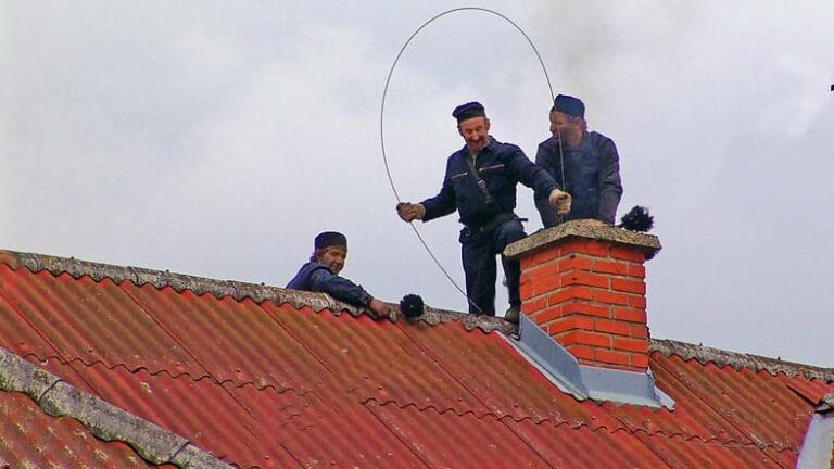 Lastniki peči na drva in pelete bodo imeli novo obveznost – a šele prihodnje leto!