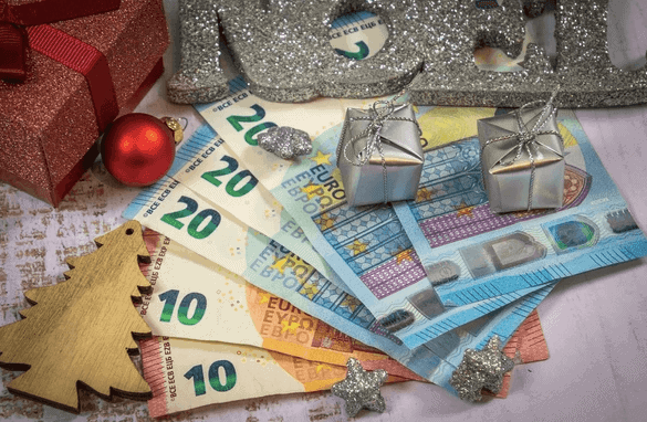 Vlada potrdila predlog o obvezni božičnici: letos 639 evrov za vse zaposlene!