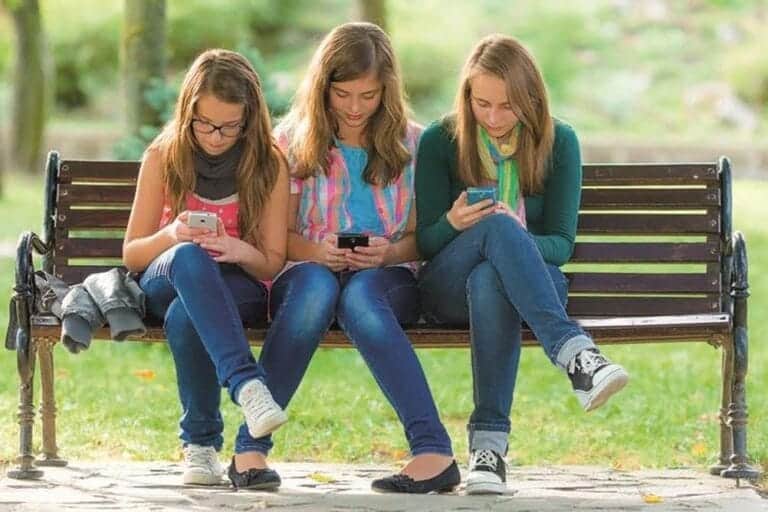 Mlajšim od 15 let »grozi« prepoved, ki je ne bodo sprejeli z navdušenjem. Bo podobno pot ubrala tudi Slovenija?