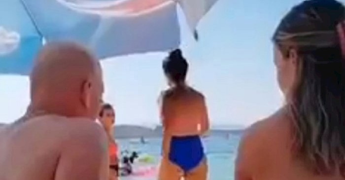 Viralni posnetek s hravške plaže: Ona je želela romantičen trenutek, on pa …