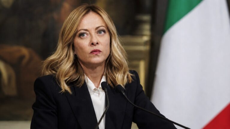 »Če se odločiš živeti v tuji državi, moraš sprejeti njene zakone, kulturo in tradicije.« Ima italijanska premierka prav?
