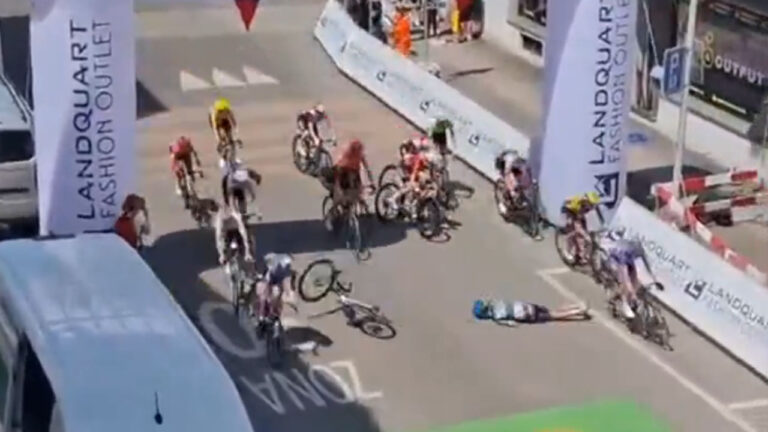 Huda nesreča zaročenke Tadeja Pogačarja: Urška Žigart po hudem padcu pri 50 km/h v bolnišnico!