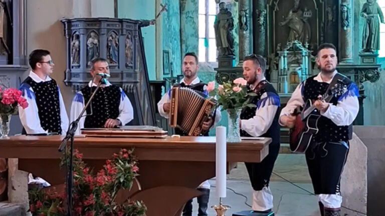V cerkvi zadonela Slakova viža: Župnik dovolil harmoniko, posnetek postal spletni hit!