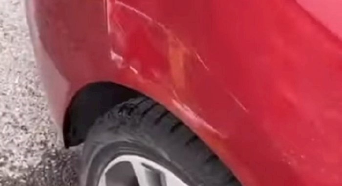Nekdo ji je poškodoval avto, medtem ko je bila v trgovini, nato pa ji je pustil sporočilo, ki jo je precej presenetilo!
