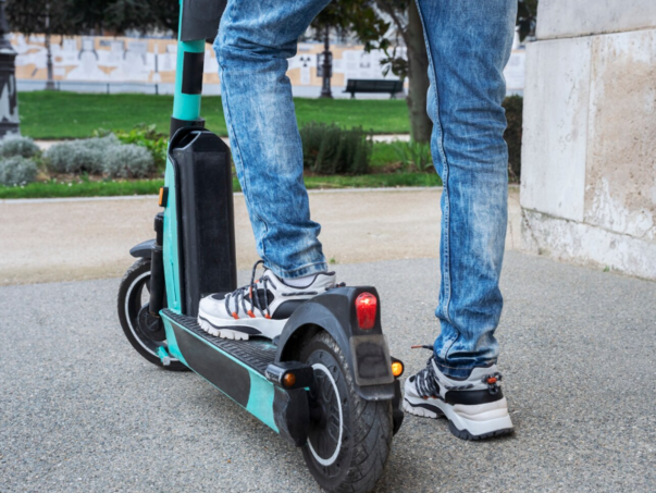Irska bo prepovedala vožnjo električnih skirojev mlajšim od 18 let!