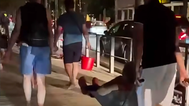 Prizor iz požara pri Omišu, ki stisne srce: Vnuk babico pred ognjenim peklom reševal kar s samokolnico!