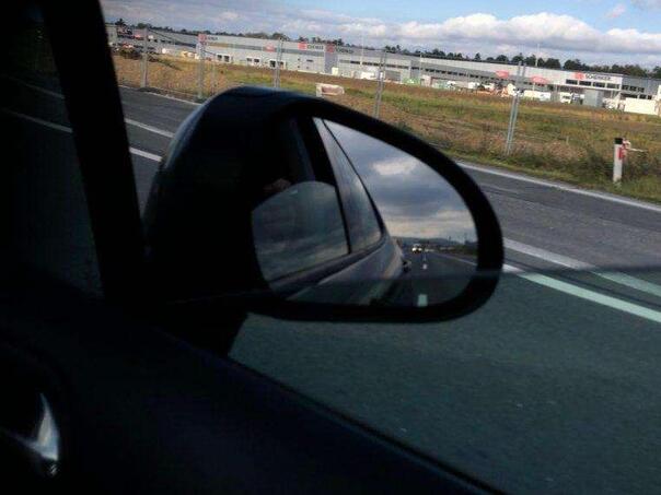 Vozila skoraj 100 kilometrov, nato pa spoznala, da je njun sin mrtev!