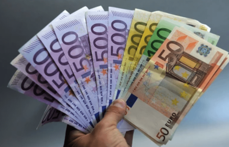 Plačne škarje v Sloveniji: Povprečje junija skočilo na 2.751 evrov bruto, a večina zasluži znatno manj!