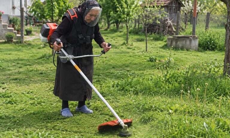 VIDEO: Mladi buljijo v telefone, 93-letna babi pa z motorno koso na hrbtu kosi travo!