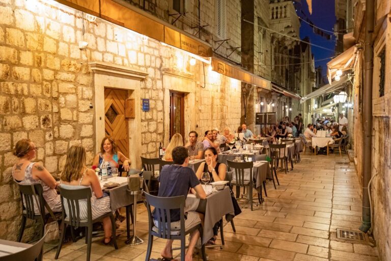 Šok na Jadranu: Gostinci besni zaradi novega trenda turistov! “Pride jih sedem, naročijo eno jed, pijačo pa vlečejo iz torb”