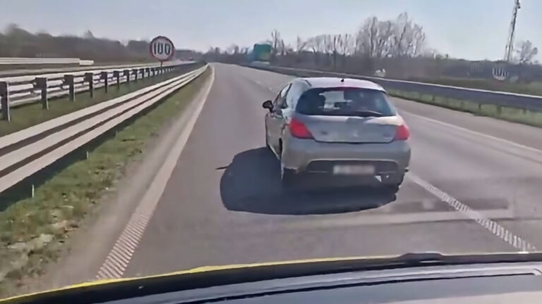 Ni se umaknil reševalcem: Posnetek z avtoceste, ki je sprožil plaz ogorčenih odzivov!