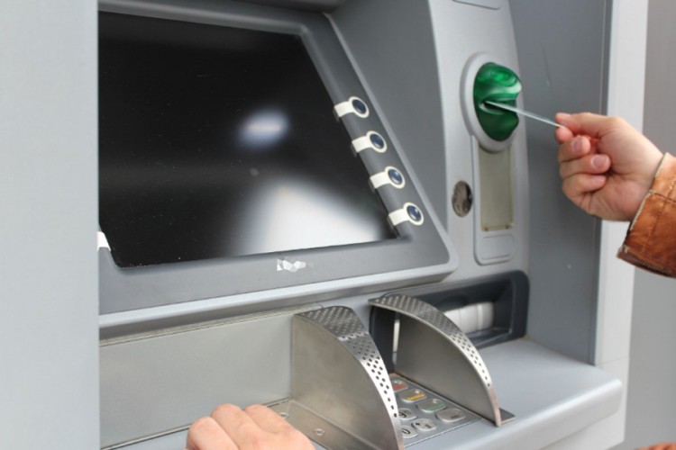 BANKOMAT MU JE IZPLAČEVAL DENAR, KI GA SPLOH NI IMEL, MASTNO SE JE OBOGATIL! »Odkril« eno stvar, dobil milijone! Banka sploh ni opazila!