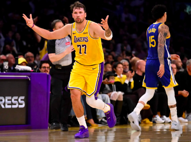 Dončić z epskim košem s sredine igrišča odprl novo sezono: Lakersi odpravili Golden State!