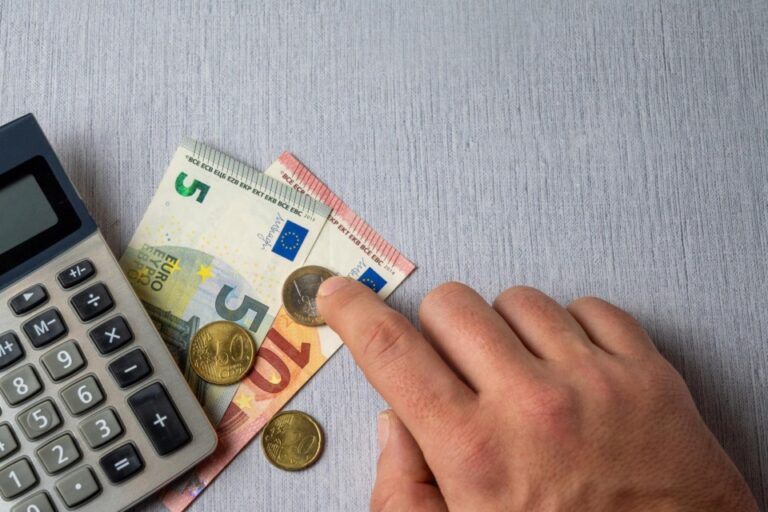 Referendum o socialni pomoči: Kaj pomeni glas ZA in kaj glas PROTI?
