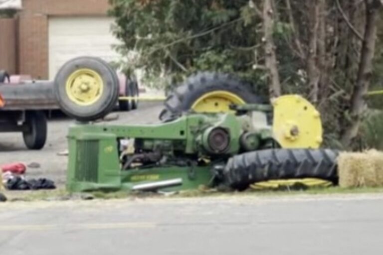 Traktor s prikolico, polno otrok, se je prevrnil: TRI osebe so v kritičnem stanju!