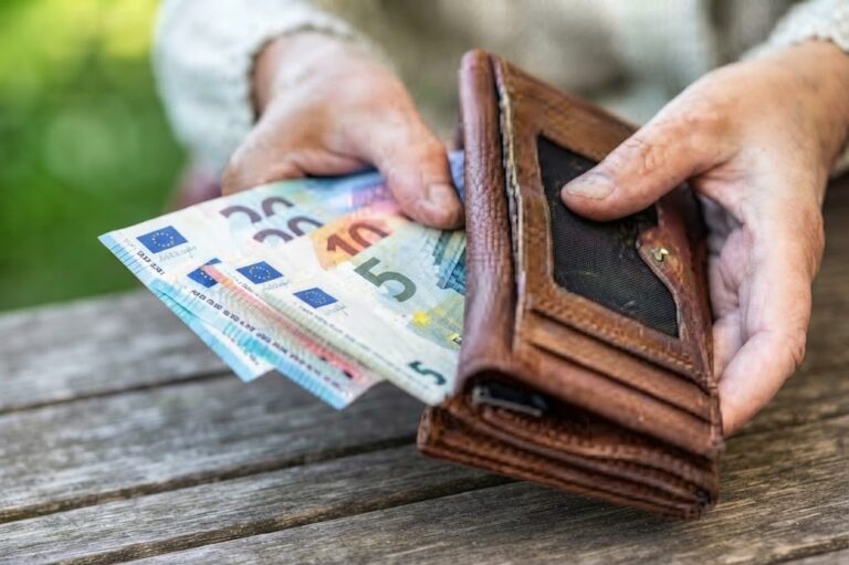 Znano, kdaj bo na računu zimski dodatek za upokojence!